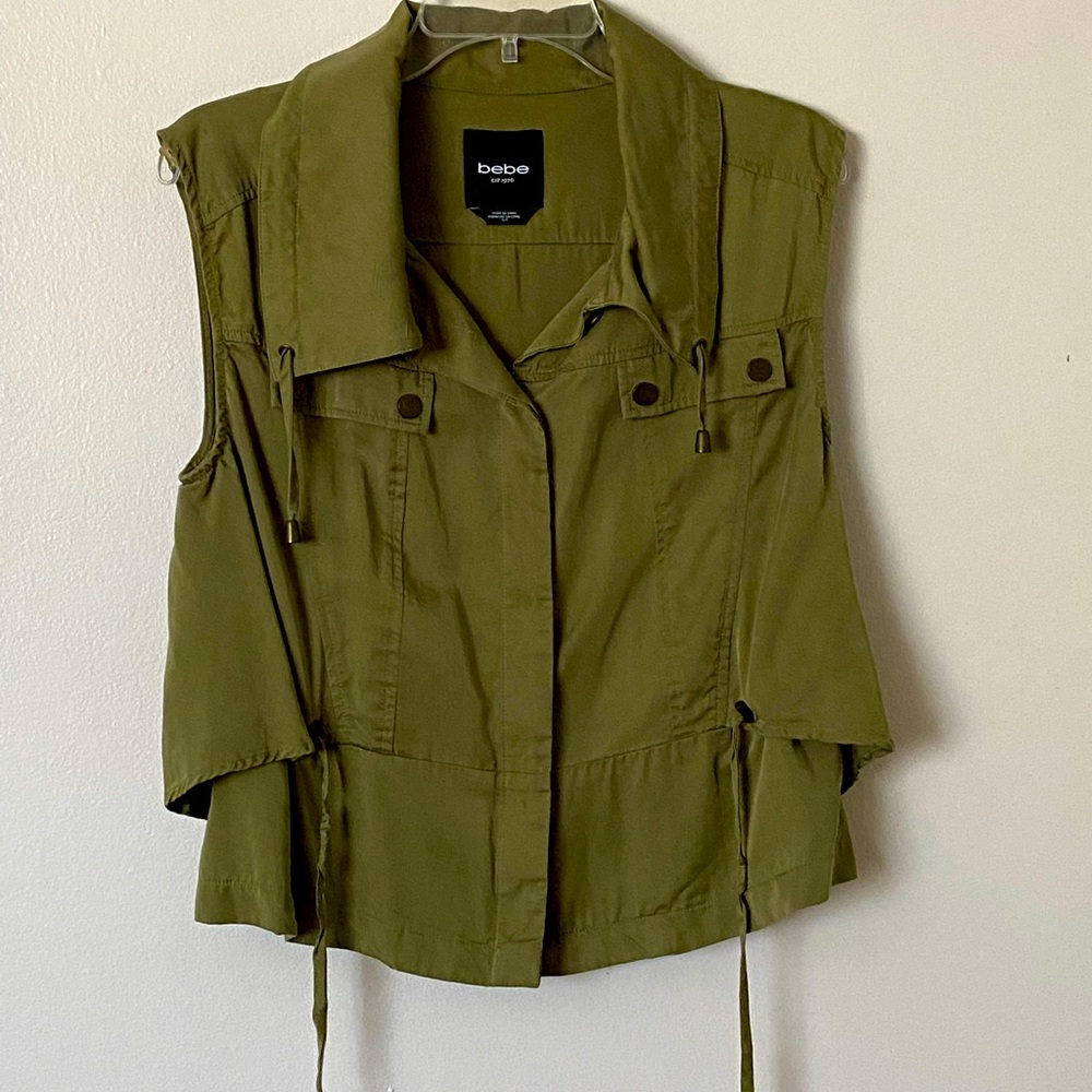 Bebe button front utility vest, with a drawstring waist. Very good condition.